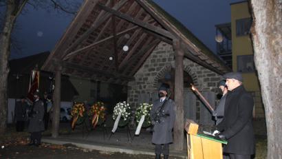 Bild: frd
Bei der Gedenkfeier am Ehrenmal wurde an die Opfer von Krieg und Gewalt erinnert. Für die Stadt trat Bürgermeister Rudolf Teplitzky ans Rednerpult.