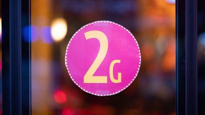 Symbolbild: Daniel Reinhardt/dpa
Ein Aufkleber an einer Glastür weist auf die 2G-Regel hin. Die gilt in Bayern nicht für minderjährige Schüler.