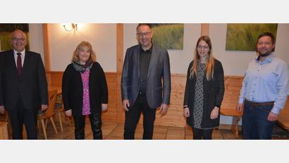 Bild: jr
Mit dieser Mannschaft geht der Tourismusverein Bad Neualbenreuth-Sibyllenbad in die kommenden drei Jahre. Mit dabei sind (von links) Bürgermeister Klaus Meyer, Brigitte Meyer, Vorsitzender Alfons Schnurrer sowie Franziska Köhler und Christian Schnurrer.