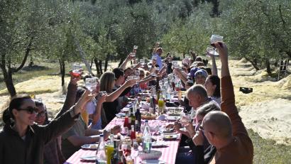 Bild:  La Vialla/exb
Das große Fest im Olivenhain: Nach ein paar Stunden Arbeitseinsatz versammeln sich die Erntehelfer an einer langen Tafel. Dort werden sie mit italienischen Köstlichkeiten verwöhnt.