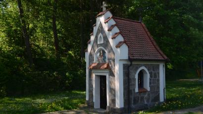 Bild: Alois Hubmann /exb
Fotoclubsprecher Alois Hubmann konnte stolz über Erfolge seiner Clubmitglieder vermelden. Auch sein Vortrag über Andachtskapellen, hier im Bild die Herrmannkapelle am Ortseingang von Pleystein, erhielt viel Beifall.