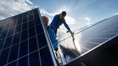 Symbolbild: Marijan Murat/dpa
Ein Schwerpunkt liegt im Ausbau der erneuerbaren Energien, vor allem der Photovoltaik (PV).