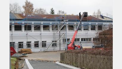 Bild: soj
Die Dachsanierung und die Erneuerung der Zufahrt zur Mittelschule in Ebnath werden bald abgeschlossen sein.