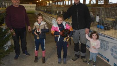 Bild: jr
Vorsitzender Siegmund Lenk (links) und Vorstandsmitglied Jürgen Malzer präsentieren mit Kindern einige der ausgestellten Tiere, die bei der Konnersreuther Geflügelausstellung in Fockenfeld zu bestaunen waren. Der Verein erfreute sich am guten Zulauf an der Ausstellung.