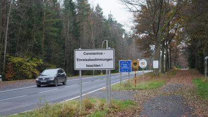 Bild: Sebastian Bötzl
Dieses Bild des Grenzübergangs Waldsassen/Eger Richtung Deutschland zeigt: Chaotische Szenen wie in der Vergangenheit bleiben aktuell aus.