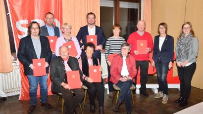 Bild: fjo
Als treue Mitglieder ehrte der SPD-Ortsverein (von links, mit Urkunden) Andreas Ringholz, Thomas Glaser, Hans Zeug, Anita Zeug, Christel Schmidt, Uli Grötsch, Irmgard Schwarzmeier, Karl Schwarz und Margit Kirzinger.
