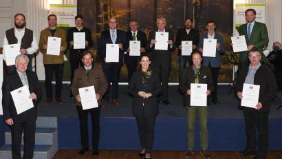 Bild: Angelika Warmuth
Die Preisträger des Staatspreises für vorbildliche Waldbewirtschaftung zusammen mit Staatsministerin Michaela Kaniber (Mitte) im Max-Josef-Saal der Residenz. Rechts neben der Ministerin steht Martin Seits, der Leiter des Amberger Forstamts.