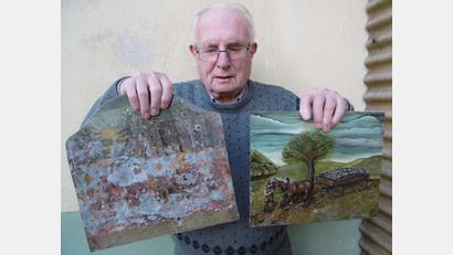 Bild: mma
Anton Platzer präsentiert das alte und neuere Bild der Hahnbacher Baumwirtsmarter.