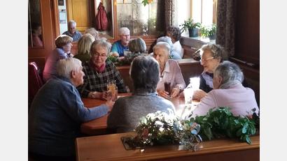 Bild: Seniorenrunde Frohsinn/exb
Die Mitglieder des Seniorenvereins Frohsinn Reuth beim Novembertreffen im Gasthaus Denz in Bernstein. Die Organisatoren luden zum Schlachtschüsselessen.