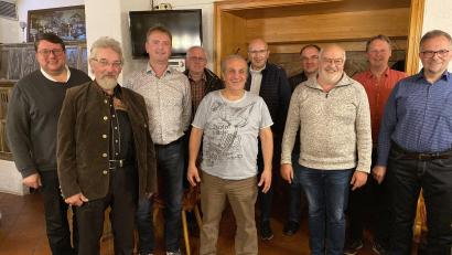 Bild: Kolping
Diözesanvorsitzender Martin König (Dritter von rechts) und Bezirkspräses Udo Klösel (von links) gratulieren dem neuen Vorstandsteam Gregor Härtl, Gotthard Winter, Siegfried Sier, Martin Zellner, Thomas Forster, Jürgen Kellermann, , Stefan Kabitschke und Thomas Müllner.