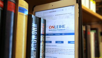 Symbolbild: Bernd Wüstneck/dpa
Wer seinen Lesehunger über das Online-Angebot öffentlicher Bibliotheken, die sogenannten „Onleihen“, stillt, braucht Geduld.