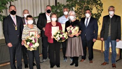 Bild: knh
Gemeinsam mit seinen Vertretern Siegfried Janner (Zweiter von rechts) und Johann Gurdan (rechts) überreichte Bürgermeister Richard Kammerer (links) die Ehrenamtsurkunden an sechs Bürger.