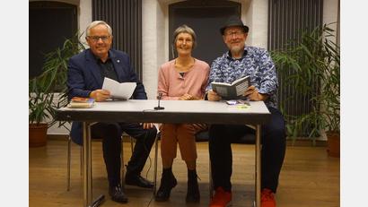 Bild: eib
Bei der Lesestunde im CeBB: Verlegerin Gisela Bender eingerahmt von Stefan Voit (rechts) und Jürgen Huber (links).