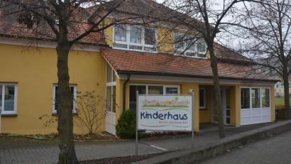 Bild: jr
Wie schon im Juli vergangenen Jahres lehnten CSU und SPD eine Erhöhung der Gebühren für das Kinderhaus „Mutter vom guten Rat“ (Bild) zum Jahresbeginn 2022 ab.