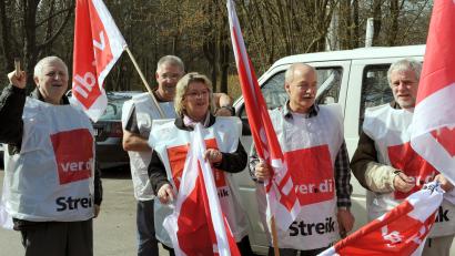 Symbolbild: Norbert Försterling
Zivilbeschäftigte der Stationierungsstreikräfte stehen vor einem Streiklokal. Diesmal wurde binnen zwei Tagen eine Abschluss gefunden.