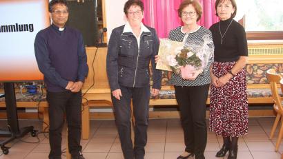 Bild: wro
Seit 25 Jahren ist Edeltraud Brunner (2. von rechts) Mitglied beim Frauen- und Mütterverein Fuchsmühl. Für die Treue bedankten sich Pfarrer Joseph, Vorsitzende Anna Koller (von links) und die stellvertretende Vorsitzende, Irene Schön (rechts).