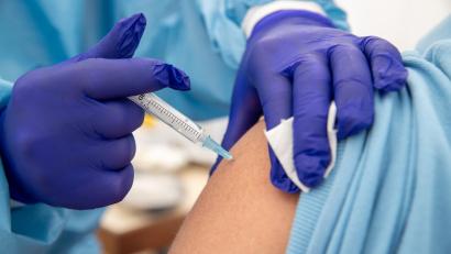 Symbolbild: Daniel Karmann
ie Ständige Impfkommission (Stiko) spricht sich für Corona-Auffrischimpfungen für alle Menschen ab 18 Jahren aus.