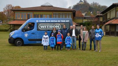 Bild: 1. EV Weiden/exb
EV-Vorsitzender Thomas Siller (Sechster von rechts), Sponsoring-Leiterin Alexandra Schröpf (Vierte von links) und das Team der Nachwuchsabteilung um Leiter Jens Maschke (Sechster von links) nahmen den von Witron gesponserten Mannschaftsbus für die Nachwuchsteams entgegen. Für Witron nahmen Personalchef Theo Zeitler (Fünfter von rechts) und Service-Geschäftsführer Johannes Schweiger (Vierter von rechts) an der offiziellen Busübergabe teil. Als Vertreter der Profi-Mannschaft war Headcoach Sebastian Buchwieser (Zweiter von rechts) dabei.