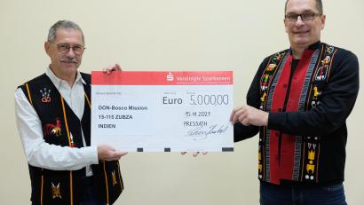 Bild: do
In Naga-Tracht treffen sich Hubert Schug (rechts) und Hans Rupprecht, um ihre Unterstützung für die Ärmsten der Armen im Nordosten Indiens zu demonstrieren.