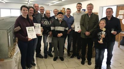 Bild: ksi
Pokale und Urkunden gab es für die erfolgreichen Kaninchenzüchter. Das Bild zeigt (von links) Franziska Kolbeck, Helga Kolbeck , Klaus Frank, Richard Tischler, Gerhard Struppeck, Franz Schindler, Johann Gau, Gerald Birzer, Thomas Zocher, Karlheinz Dausch, Paulina Kirschner und Guido Kirschner.