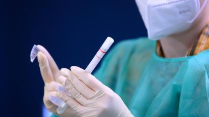 Symbolbild: Robert Michael/dpa
Eine Mitarbeiterin beklebt in einer Corona-Teststation einen Abstrich für einen Coronavirus-Test mit einem Strichcode.