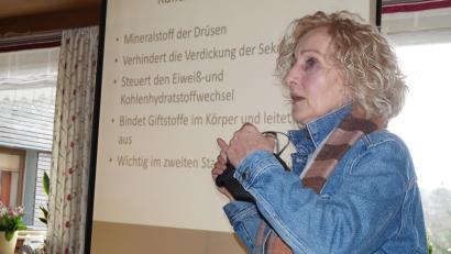 Bild: BBV Schwandorf/exb
Evelyn Borisch erläuterte die Anwendung und Wirkung der Schüßler-Salze.