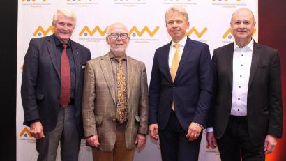 Bild: Wiesel/OTH Amberg-Weiden/exb
Abschied von einem Urgestein der "Amberger Freunde der OTH Amberg-Weiden" (von links): Erich Voss, stellvertretender Vorsitzender, Walter Herding, Professor Clemens Bulitta und Franz Mende, Vorsitzender des Fördervereins.