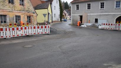Bild: bö
An der Auffahrt zur oberen Lauterachbrücke/Einmündung Mendorferbucher Straße werden am Dienstag, 23. November 2021, Asphaltierungs-Arbeiten vorgenommen. Am Mittwoch, 24. November, ist de obere Teil der Mendorferbucher Straße an der Reihe. Die Vorbereitungen dafür laufen bereits.