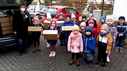 Bild: R. Kreuzer
17 Päckchen packten die Kinder vom AWO Kindergarten Kunterbunt in Weiden mit ihren Erzieherinnen für Menschen in Osteuropa zu Weihnachten.
