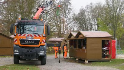 Bild: Hirsch
Im Schwandorfer Stadtpark werden derzeit die Buden für den Winterzauber aufgestellt, der am 26. November beginnt.