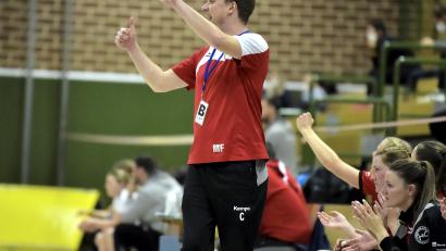 Archivbild: Hubert Ziegler
Trainer Martin Feldbauer zeigt es an: Sechs Punkte hat sein Team schon. Im Auswärtsspiel beim HC Ingolstadt soll das Punktekonto weiter verbessert werden.