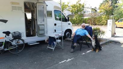 Bild: Portner
Dieser Pensionär am Liegestuhl war früher Oberstleutnant in der Grenzlandkaserne Oberviechtach. Zusammen mit Hund Otto macht er jedes Jahr Station am Wohnmobilstellplatz und erkundet mit dem Rad die Gegend.