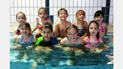 Bild: DLRG/exb
Die Teilnehmer des ersten von zwei Schwimmkursen der DLRG im Hallenbad Mitterteich
