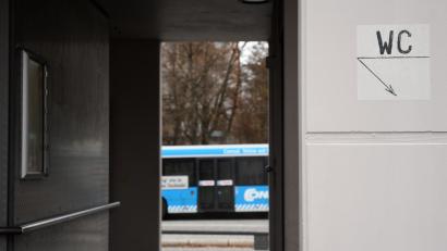 Bild: Gabi Schönberger
Das öffentliche WC am ZOB in Weiden ist momentan geschlossen. Wohin gehen, wenn es dringend wird?