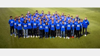 Bild: Konstantin Beck/exb
Die A-, B- und C-Junioren des SV Raigering auf einem gemeinsamen Meisterfoto. Alle drei Mannschaften gewannen in der Herbstrunde ihre Ligen und spielen nun im zweiten Teil der Saison 2021/22 auf Verbandsebene.