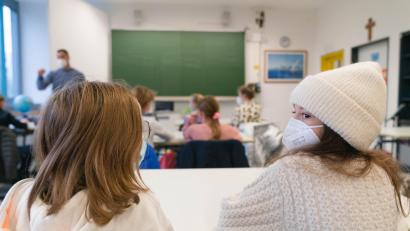 Symbolbild: Nicolas Armer/dpa
In den bayerischen Schulen steigt die Zahl der Quarantänefälle unter Schülern weiter an.