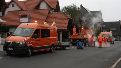 Bild: wro
Mitarbeiter des Staatlichen Bauamts rückten am Dienstag an, um Querrinnen (hier an Marienstraße) näher unter die Lupe zu nehmen.