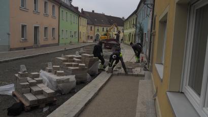 Bild: ws
Derzeit laufen die Pflasterarbeiten in der Bischof-Senestrey-Straße. Die Straße könnte bis Ende des Monats wieder genutzt werden, erfuhr der Stadtrat.