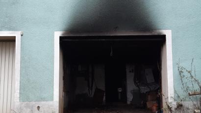 Bild: Lowak
An der Wand der Wand des Wohnhauses sind noch die Spuren des nächtlichen Brands zu sehen.