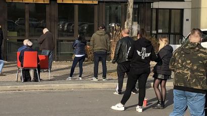 Bild: eg
Das mobile Impfteam war am Mittwoch im Berufsschulzentrum in Wiesau. Vor dem Gebäude bildeten sich zeitweise lange Schlangen.