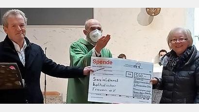 Bild: wec
Die Pfarreiengemeinschaft Theuern-Ebermannsdorf-Pittersberg spendet für den SkF (von links): Pfarrgemeinderatssprecher Günther Denk, Pfarrer i. R. Josef Dotzler und SkF-Vorsitzende Marianne Gutwein.