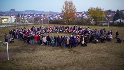 Bild: W. Daubner)/exb
Die Buben und Mädchen der Kinderoase feiern das Martinsfest im Freien.