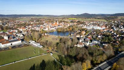 Bild: rw
In Kemnath wird ein neuer Stadtteil geplant: Auf den beiden Sportplätzen ist eine Bebauung mit Wohnhäusern vorgesehen. Im Bereich des Sportheims soll ein Parkhaus entstehen. Und auf der Fläche zum Stadtweiher (Brauhaus-Brache) sind unter anderem ein Hotel, ein Boardinghaus sowie Wohn- und Geschäftshäuser geplant.