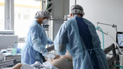 Symbolbild: Daniel Vogl
Pflege am Limit. Weil in Niederbayern keine Plätze mehr frei sind, übernehmen Oberpfälzer Häuser Patienten.