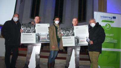 Bild: gsp
Die Herren mit den Masken sind echt (von links): Bürgermeister Martin Preuß, Projektleiter Florian Gröninger und Kulturreferent Fabian Kern ) bei der Vernissage in der Spitalkirche mit zwei „Ausgaben“ von Architekt Georg Zunner.