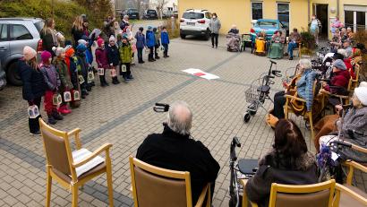 Bild: gac
Zahlreiche Bewohner der Bühler Höhe wollten die Kinder aus dem Kindergarten an der Allee sehen und hören.