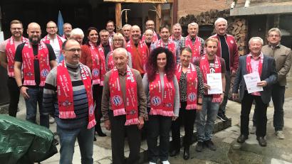 Bild: Eichl
Vorsitzender Gerhard Stadler (Dritter von rechts) und Stellvertreter Harald Sigritz (rechts) zeichnen zahlreiche Mitglieder für 25 Jahre Treue zum Fanclub aus.