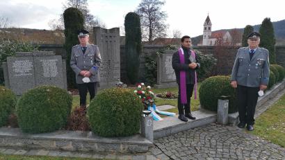 Bild: ga
Pater Binu und die beiden SKK-Vorsitzenden Georg Fischer und Georg Lorenz bei der Feierlichkeit zum Volkstrauertag am Ehrenmal im Unterauerbacher Friedhof.