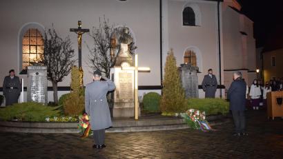 Bild: bnr
Mit der Niederlegung von Kränzen am Kriegerdenkmal gedachten Bürgermeister Richard Tischler und Oberstleutnant Marek Krüger der Opfer von Kriegen, Terror und Gewaltherrschaft.