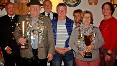 Bild: R. Kreuzer
Die beiden Könige vorne, links Richard Förster und rechts Christa Fuhrmann mit den Platzierten und Scheibengewinnern. Erster Schützenmeister Franz Fuhrmann (links).